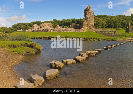 Château de Ogmore UK Stepping Stones Banque D'Images