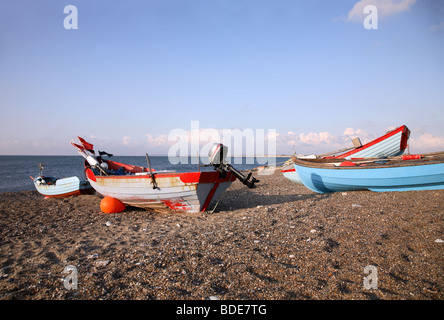 Les bateaux de pêche colorés tiré vers le haut sur la plage de Klitmøller au coucher du soleil sur la côte ouest du Jutland, au Danemark. Banque D'Images