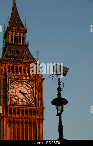 Caméras de sécurité dans les chambres du Parlement, également connu sous le nom de Big Ben. Banque D'Images