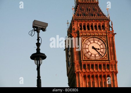 Caméras de sécurité dans les chambres du Parlement, également connu sous le nom de Big Ben. Banque D'Images