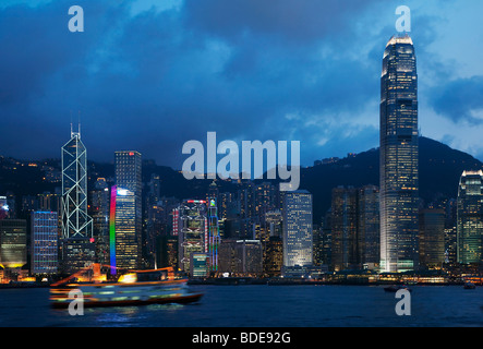 Vue sur le port de Victoria d'immeubles de grande hauteur dans la nuit à Hong Kong, Chine. Banque D'Images