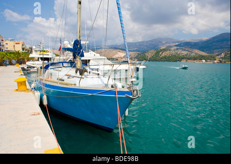 Yachts amarrés à quai à Argostoli sur l'île de Céphalonie, Méditerranée grecque Grèce GR Banque D'Images