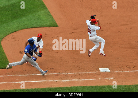 ST LOUIS - le 23 mai : Albert Pujols des Cardinals de Saint Louis tags out Jose Guillen des Royals de Kansas City à Busch Stadium Banque D'Images