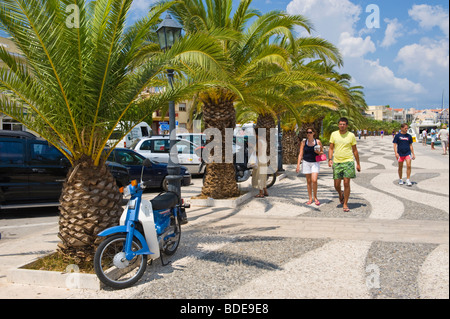 Les touristes sur le quai à Argostoli sur l'île de Céphalonie, Méditerranée grecque Grèce GR Banque D'Images