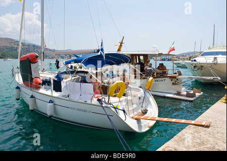 Yachts amarrés à quai à Argostoli sur l'île de Céphalonie, Méditerranée grecque Grèce GR Banque D'Images