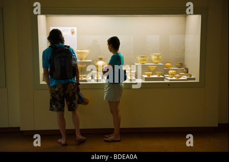 Les touristes à la recherche de cas d'affichage dans le musée archéologique à Argostoli sur l'île grecque de Céphalonie, Grèce GR Banque D'Images