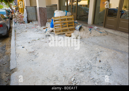 Travaux de la chaussée en haute saison estivale à Argostoli sur l'île de Céphalonie, Méditerranée grecque Grèce GR Banque D'Images