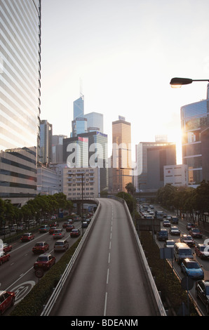 Un chemin clair en direction de hauts immeubles de Hong Kong, Chine. Banque D'Images