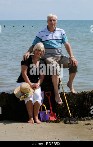 Les retraités qui pose pour un portrait photo assis sur un épi dans la station balnéaire de Bognor Regis le sud de l'Angleterre, Royaume-Uni Banque D'Images