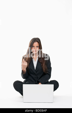 Attractive young woman with laptop computer smiling Banque D'Images