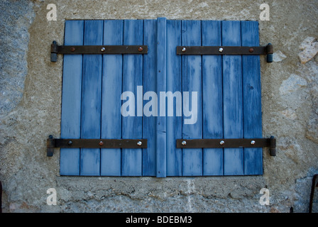 Volets en bois bleu sur une maison à Arcanhac, France. Banque D'Images