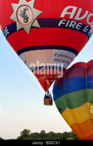 Montgolfières décoller sur summers day contre un ciel bleu à la Bristol Balloon Fiesta 2009 uk Banque D'Images