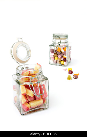 Studio shot of sweets dans deux pots en verre sur un fond blanc. Banque D'Images