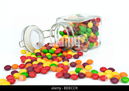 Studio shot de quille renversée en bonbons pot ouvert sur un fond blanc. Banque D'Images