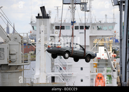 Allemagne , Hambourg de chargement pour exportation vers l'Afrique Bénin Cotonou à bord d'un navire dans le port de Hambourg, vieille Volkswagen VW accroché au crane Banque D'Images