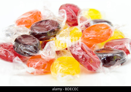 Close up studio shot of boiled sweets sur fond blanc Banque D'Images