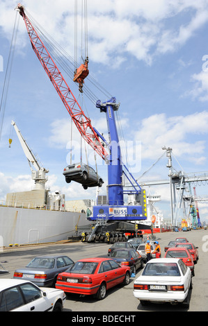 Allemagne , Hambourg de chargement pour exportation vers l'Afrique Bénin Cotonou à bord d'un navire dans le port de Hambourg Banque D'Images