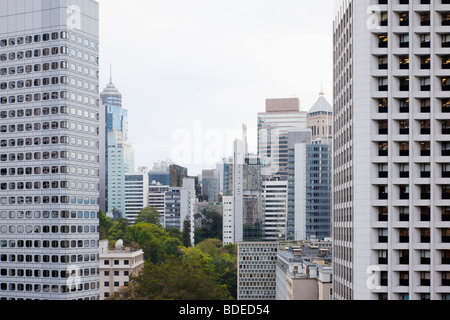 Espaces verts entre les hauts immeubles de Hong Kong, Chine. Banque D'Images