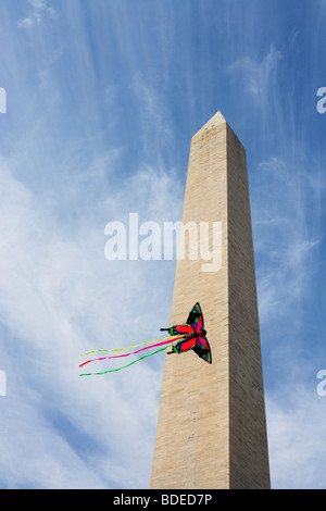 Un cerf-volant en forme de papillon vole sur le National Mall à Washington, DC à l'assemblée annuelle de l'Institut Smithsonian Kite Festival, 2008. Banque D'Images