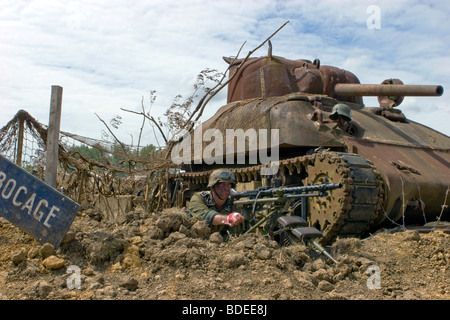 Vue paysage d'un WW2 soldat allemand visant une mitrailleuse Banque D'Images