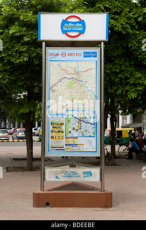 Un plan d'information de la Delhi Metro system sur l'affichage à l'extérieur de Rajiv Chowk. Delhi, Inde. Banque D'Images