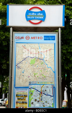 Un plan d'information de la Delhi Metro system sur l'affichage à l'extérieur de Rajiv Chowk. Delhi, Inde. Banque D'Images