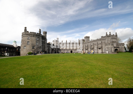 Le château de Kilkenny Irlande du ciel bleu Banque D'Images