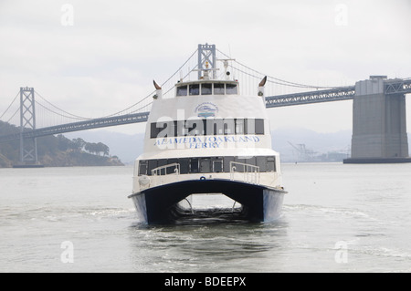 Ferry Boat pour arriver à San Francisco, Californie Port Banque D'Images