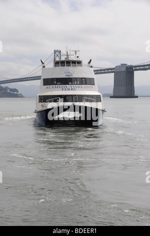 Ferry Boat pour arriver à San Francisco, Californie Port Banque D'Images