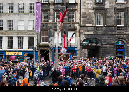Les acrobates sur Royal Mile, Édimbourg au Fringe Festival, Édimbourg, Écosse, Royaume-Uni, Grande Bretagne Banque D'Images