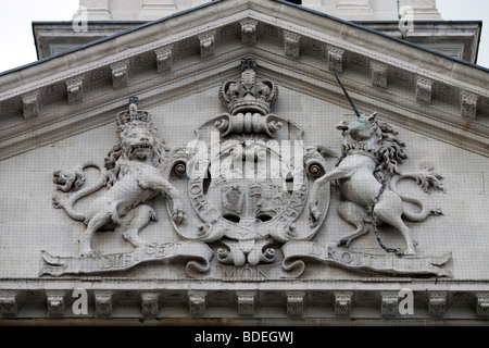 Armoiries royales du Royaume-Uni sur la façade de Saint Martin dans l'église de champs, Londres, Angleterre, Royaume-Uni Banque D'Images