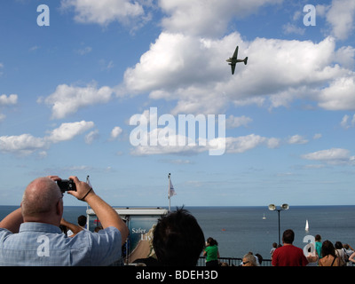 Un homme photographie d'avions Dakota Douglas durant un survol de la Battle of Britain Memorial Flight Whitby Regatta 2009 Banque D'Images