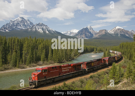 La Courbe Morant - chemin de fer Canadien Pacifique (à chaîne de montagnes en arrière-plan le parc national Banff, Canada ParkAlberta Banque D'Images