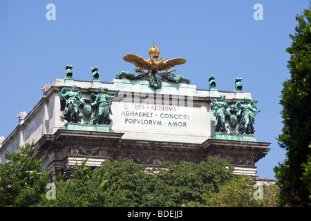 Inscription latine sur la Hofburg avec armoiries impériales, Vienne, Autriche Banque D'Images