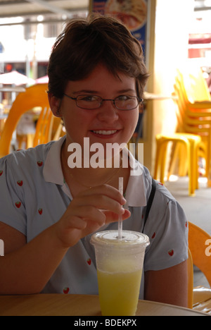 Enfant de boire de jus de lime frais dans Chinatown, Singapour Banque D'Images