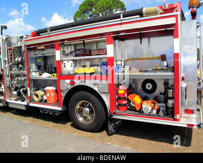 Camion à incendie montrant contenu dans les compartiments latéraux Banque D'Images