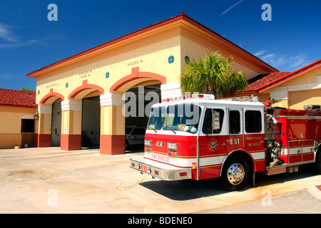 Marco Island Floride Etats-unis Pompiers montrant un camion d'incendie à l'extérieur et bâtiments colorés Banque D'Images