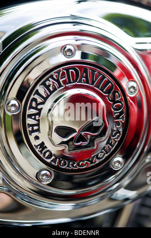 Harley Davidson, moto custom chrome carters moteur avec crâne Banque D'Images