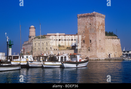 Le Fort St Jean et de bateaux dans le port de Marseille, Provence, France, Europe Banque D'Images