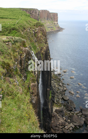 La cascade de Kilt Rock sur la côte nord-est de l'île de Skye, Écosse Banque D'Images