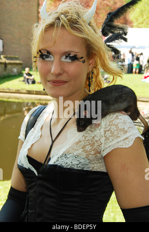 Fille avec rat posing at 2009 Fantasy Fair Haarzuilens Pays-bas Europe Banque D'Images