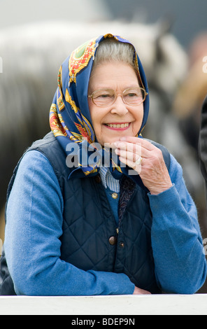 Sa Majesté la Reine Elizabeth II habillé de manière informelle lors de l'Assemblée Windsor Horse Show Banque D'Images