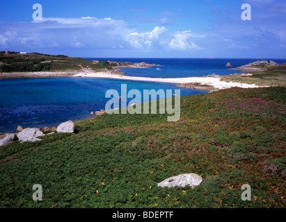 À l'île de Scilly - St Agnes vue de l'île de Gugh montrant le Bar Banque D'Images
