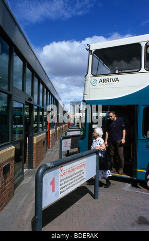Les passagers d'autobus et à la gare routière de la ville de Leeds Yorkshire UK Banque D'Images