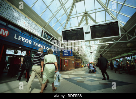 Les passagers à la gare routière de la ville de Leeds Yorkshire UK Banque D'Images