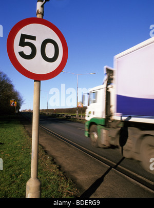 Camion passant à 50 milles à l'heure limite de vitesse warning sign on road à Leeds yorkshire uk Banque D'Images