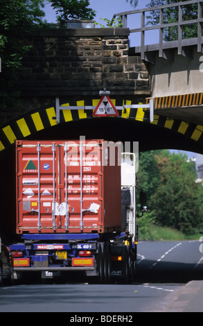 Camion passant sous faible pont de chemin de fer près de Leeds Yorkshire UK Banque D'Images