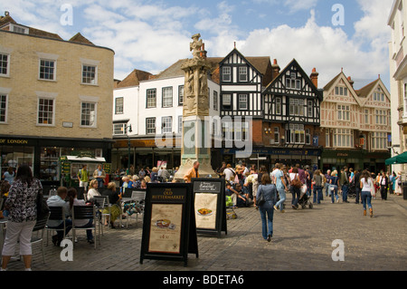 Marché du beurre Canterbury Kent England UK occupé avec les consommateurs Banque D'Images