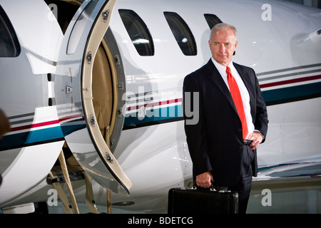 Homme d'âge moyen de quitter l'avion jet privé Banque D'Images