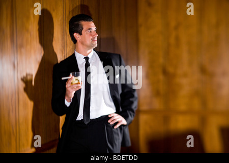 Vintage portrait of Mid adult businessman smoking Banque D'Images